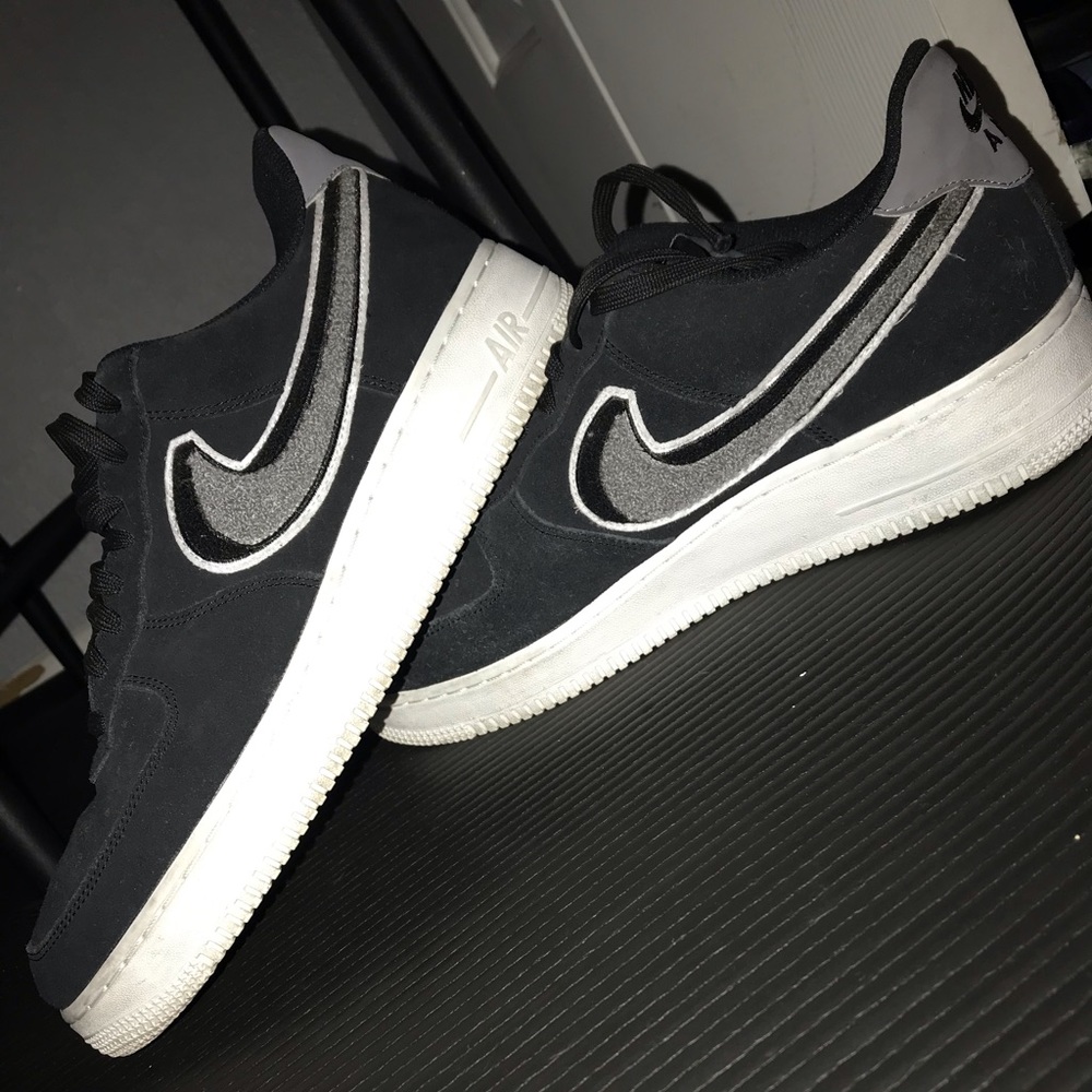 8/10 Suede black Air Force ones
